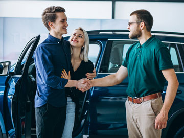 Familie schließt ein gutes Angebot bei Autoankauf Borken ab